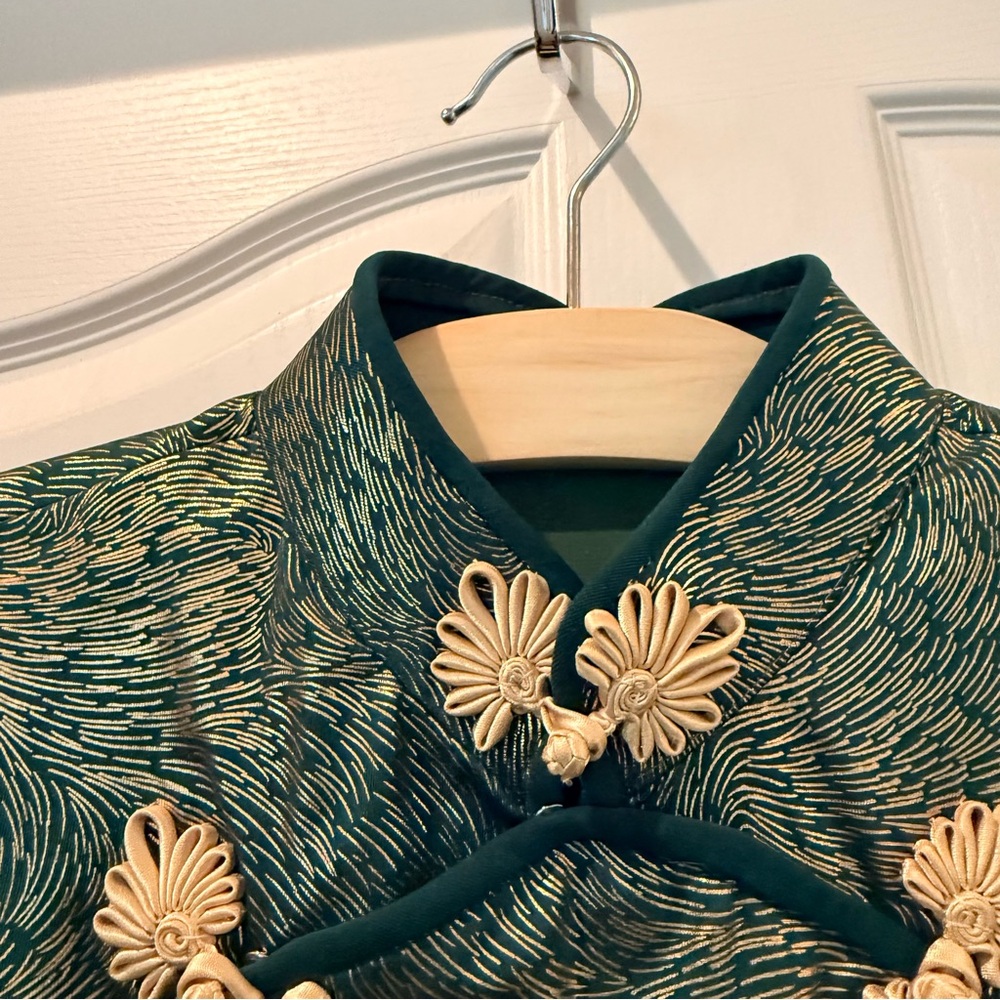 Green Embellished Mandarin-Collar Cheongsam/Qipao with gold frog buttons🐸 - Picture 11 of 11